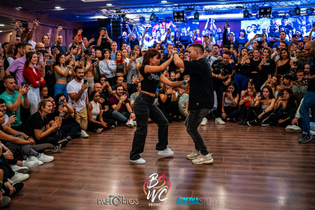 Korke y Judith bailando bachata sensual